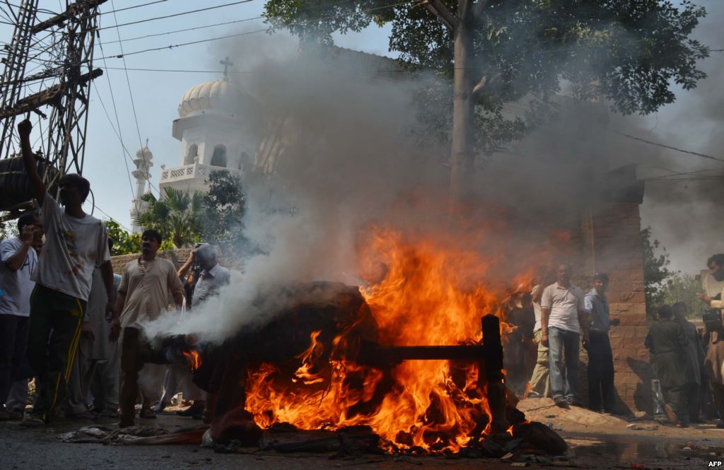 Bomb on Passenger Coach Kills Seven in Pakistan
